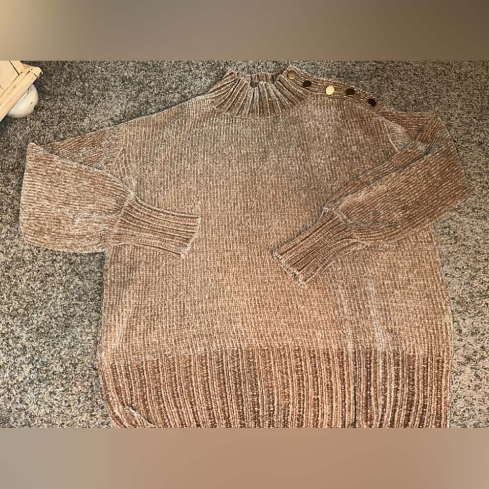 Sweater with cuffed sleeves.